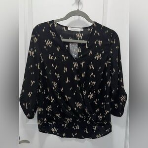 All In Favor Woman’s V-neck 3/4 Sleeve Twist Hem Top New Size XS Black & Beige